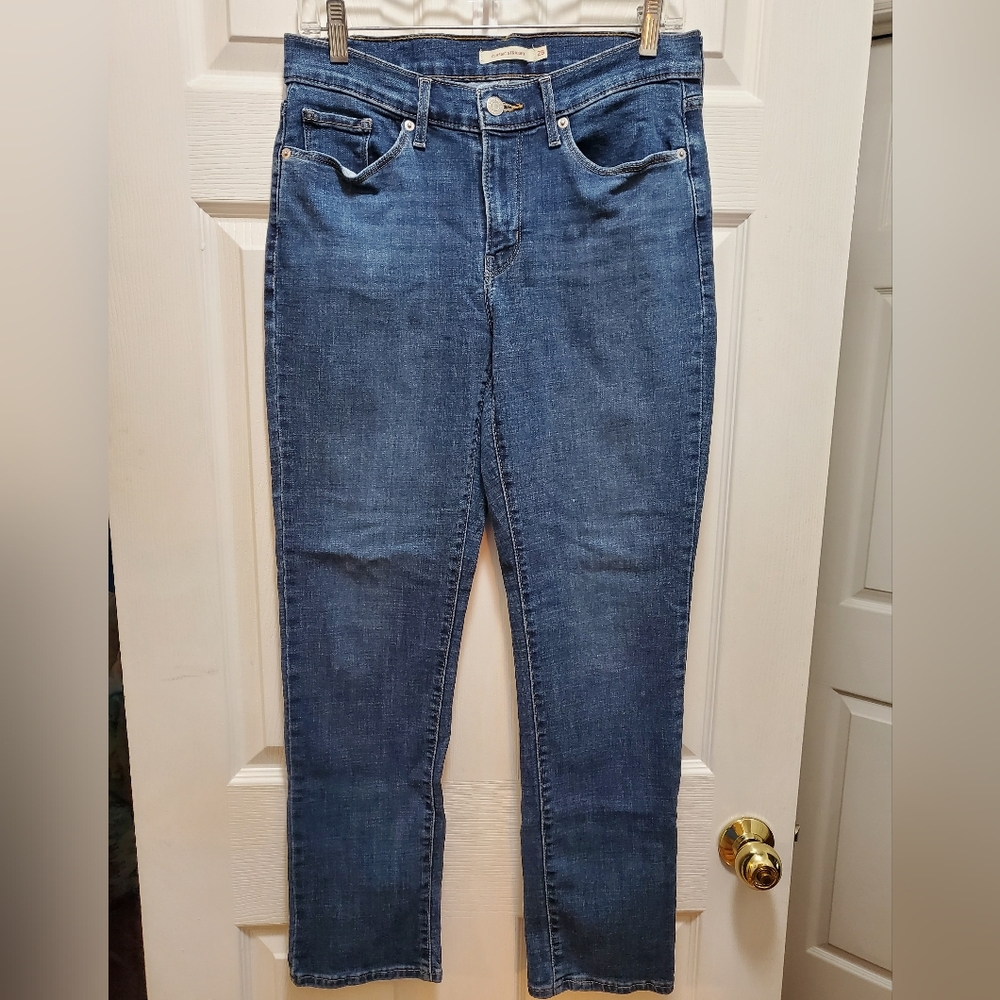 Levi's Classis Straight Jeans, waist 28, length approx 30 (size 6) med/dark blue